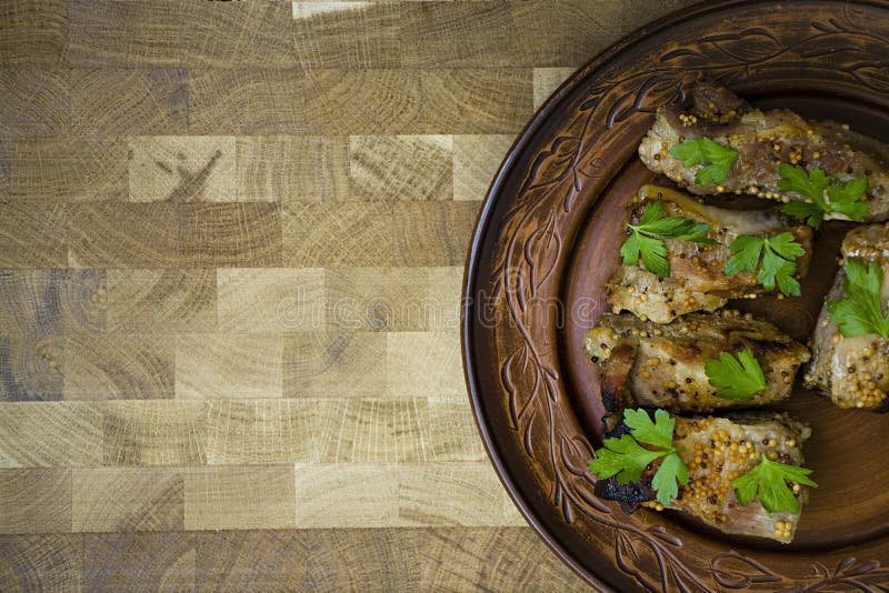 Costillas fritas deliciosas, vestidas con la salsa de la miel, adornada con verdes y verduras fotos de archivo Costillas fritas deliciosas, vestidas con la salsa de la miel, adornada con verdes y verduras fotos de archivo