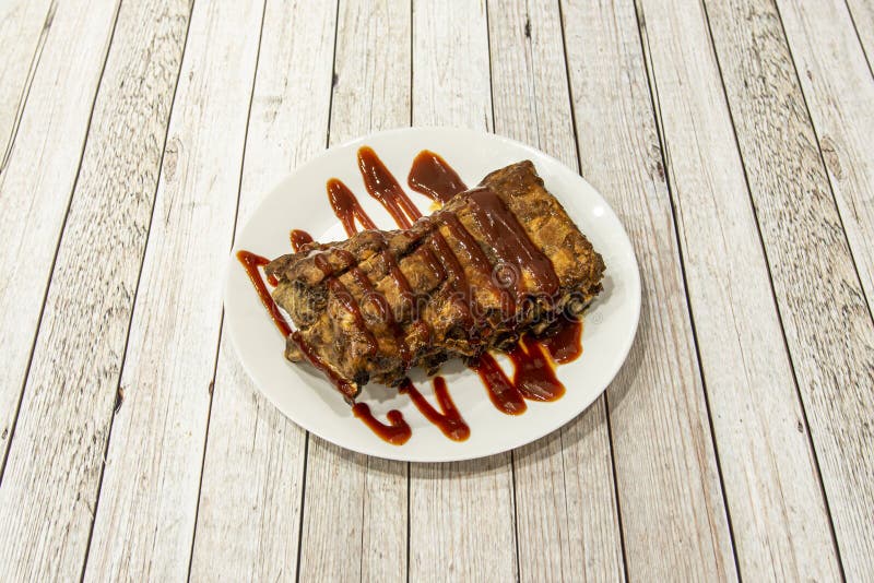 Costole cotte con salsa barbecue. delizioso e facile immagine stock