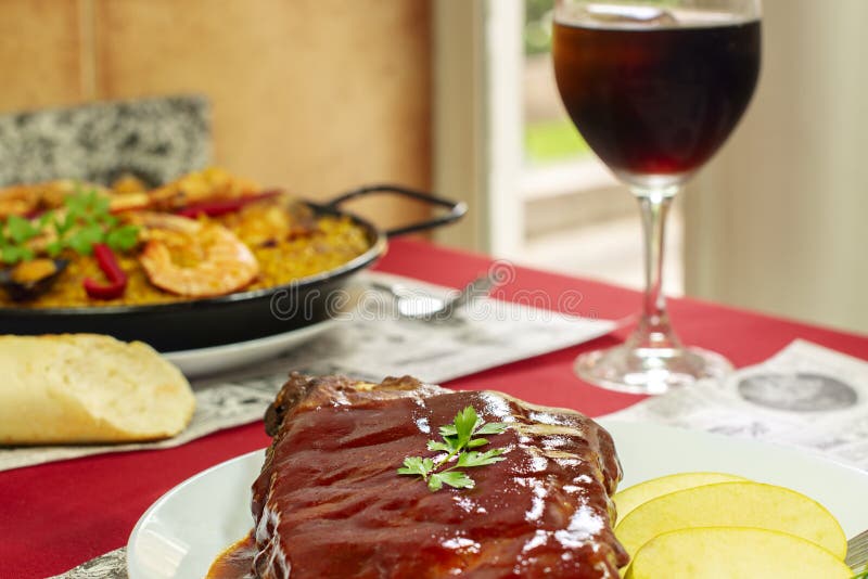 Costole cotte con salsa barbecue. delizioso e facile fotografie stock