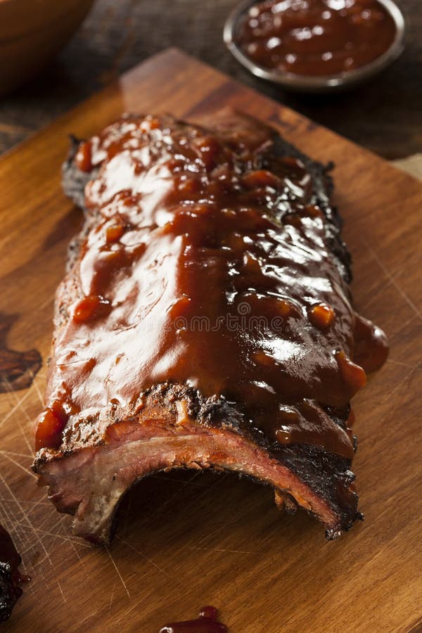 Costole di maiale affumicate della carne di maiale del barbecue fotografie stock libere da diritti Costole di maiale affumicate della carne di maiale del barbecue fotografie stock libere da diritti