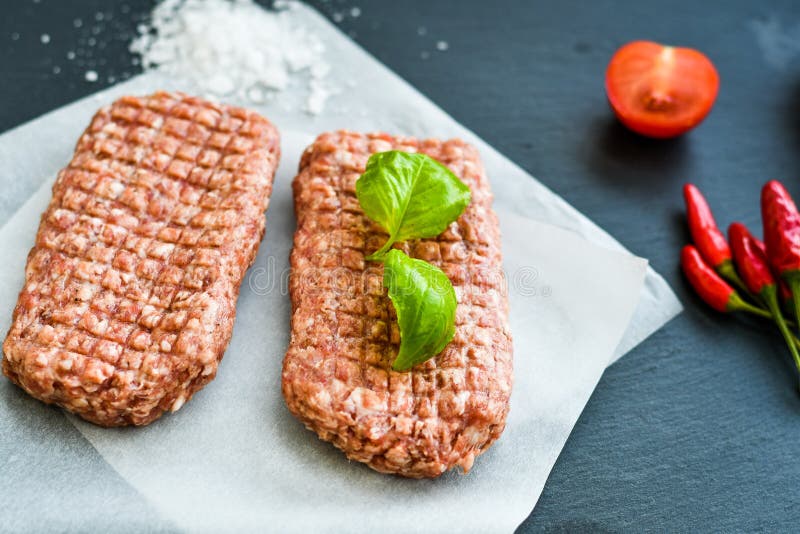 costoleta do bife da carne crua para o hamburguer fotos de stock royalty free costoleta do bife da carne crua para o hamburguer fotos de stock royalty free