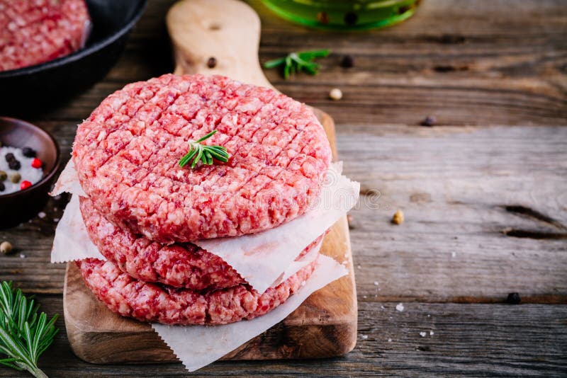 Costoletas cruas do bife do hamburguer da carne da carne picada foto de stock royalty free Costoletas cruas do bife do hamburguer da carne da carne picada foto de stock royalty free