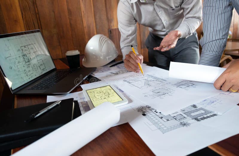 Costruendo, consultandosi, progettazione, costruzione, con i colleghi, la progettazione di piano, i dettagli, il disegno industri immagine stock Costruendo, consultandosi, progettazione, costruzione, con i colleghi, la progettazione di piano, i dettagli, il disegno industri immagine stock