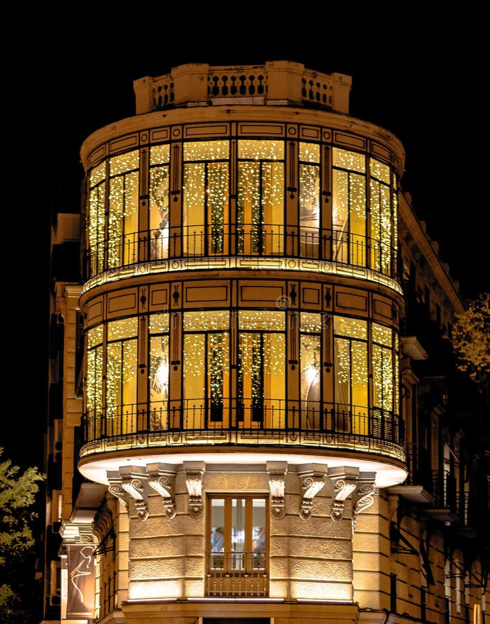 Costruendo nel quadrato del cuatro Caminos a Madrid alla notte con le luci di Natale fotografia stock libera da diritti Costruendo nel quadrato del cuatro Caminos a Madrid alla notte con le luci di Natale fotografia stock libera da diritti