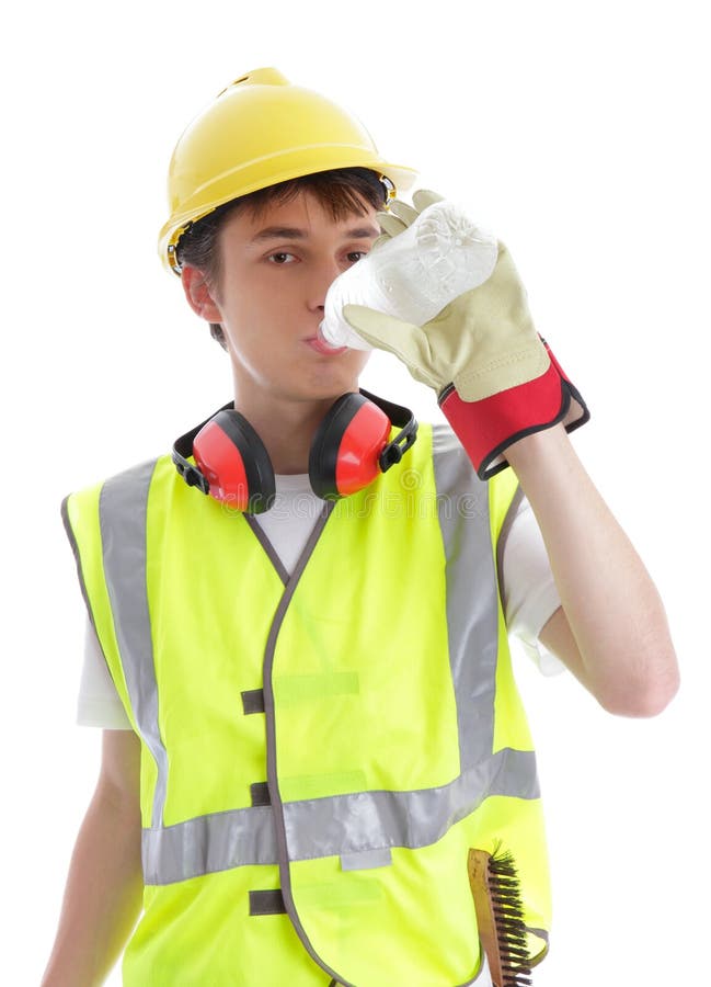 Costruttore dell'apprendista che beve acqua ghiacciata fotografia stock libera da diritti Costruttore dell'apprendista che beve acqua ghiacciata fotografia stock libera da diritti