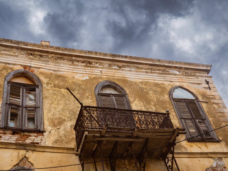 Costruzione abbandonata Mediterranea molto vecchia con il bello balcone e le finestre di legno - bellezza rustica immagine stock Costruzione abbandonata Mediterranea molto vecchia con il bello balcone e le finestre di legno - bellezza rustica immagine stock