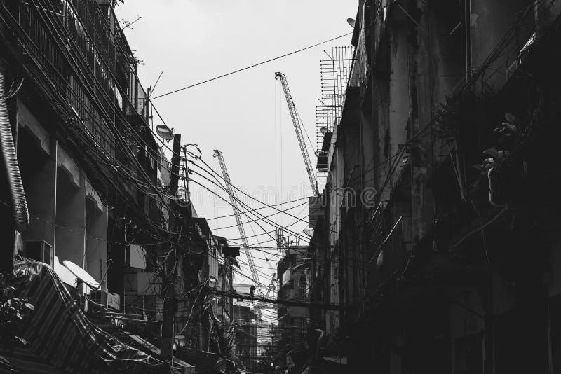 Costruzione abbandonata nei bassifondi con i cavi elettrici sudici immagine stock libera da diritti Costruzione abbandonata nei bassifondi con i cavi elettrici sudici immagine stock libera da diritti