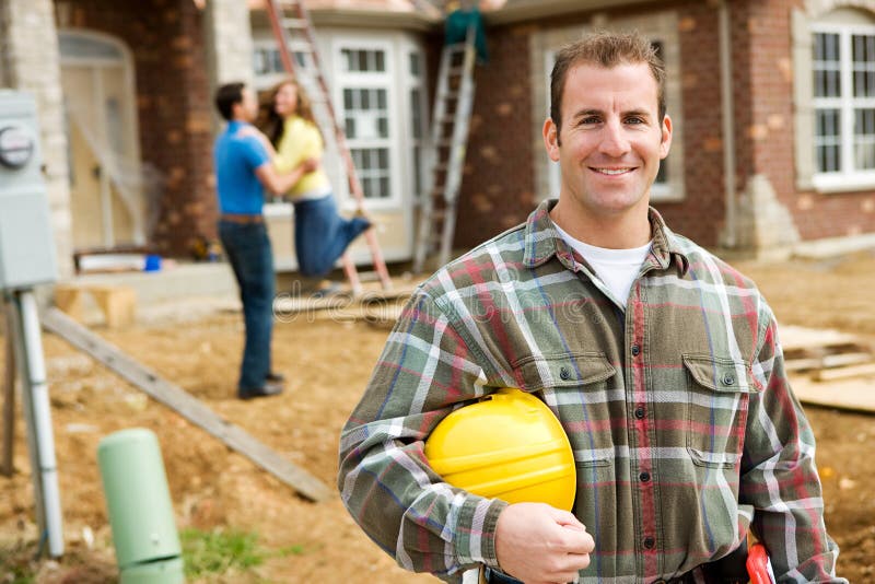 Costruzione: Appaltatore con i proprietari domestici emozionanti nel fondo Costruzione: Appaltatore con i proprietari domestici emozionanti nel fondo