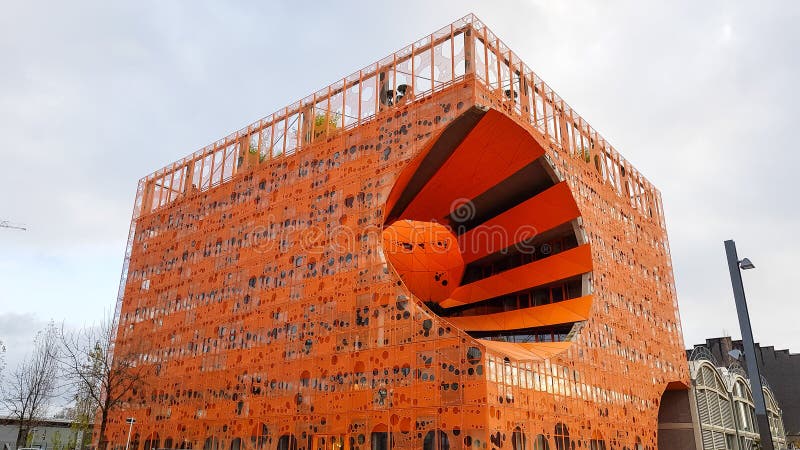 Costruzione arancio del cubo nel distretto della confluenza, Lione immagine stock libera da diritti Costruzione arancio del cubo nel distretto della confluenza, Lione immagine stock libera da diritti
