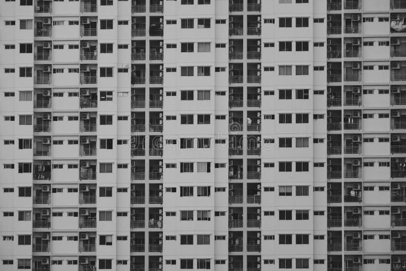 Costruzione in bianco e nero nella città immagini stock libere da diritti Costruzione in bianco e nero nella città immagini stock libere da diritti