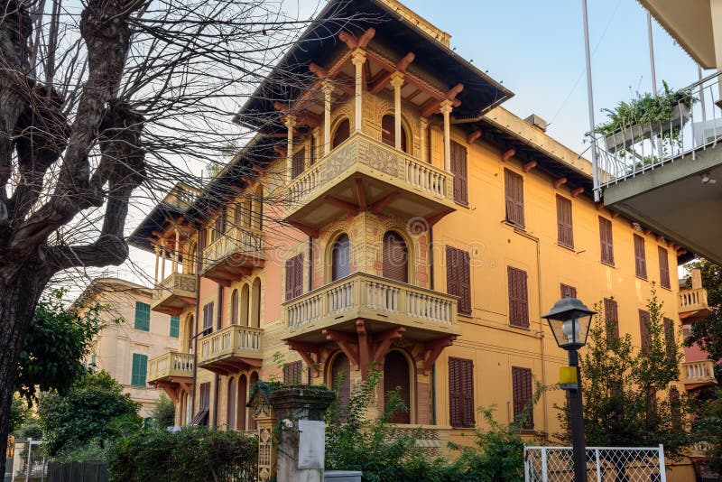 Costruzione chiusa dell'hotel nella città di Santa Margherita Ligure, Italia fotografia stock Costruzione chiusa dell'hotel nella città di Santa Margherita Ligure, Italia fotografia stock