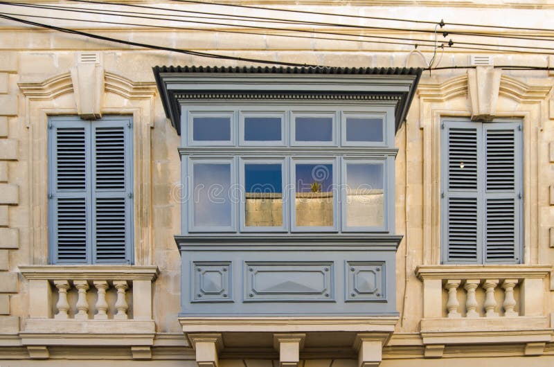 Costruzione con il balcone maltese tradizionale nella parte storica di Mosta Finestra sulla facciata di una casa a Malta fotografie stock libere da diritti Costruzione con il balcone maltese tradizionale nella parte storica di Mosta Finestra sulla facciata di una casa a Malta fotografie stock libere da diritti