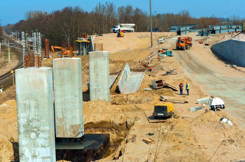 Costruzione degli scambi della strada, delle attrezzature e delle macchine sul cantiere fotografia stock libera da diritti Costruzione degli scambi della strada, delle attrezzature e delle macchine sul cantiere fotografia stock libera da diritti