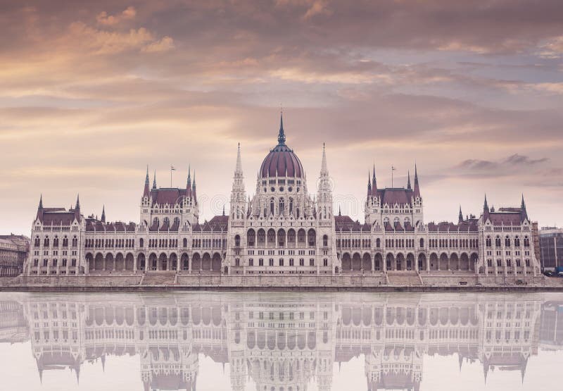 Costruzione del Parlamento a Budapest, Ungheria un giorno nuvoloso al tramonto immagine stock libera da diritti Costruzione del Parlamento a Budapest, Ungheria un giorno nuvoloso al tramonto immagine stock libera da diritti