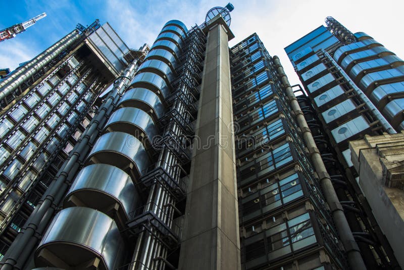 Costruzione del ` s di Lloyd nel distretto finanziario del ` s di Londra immagine stock libera da diritti Costruzione del ` s di Lloyd nel distretto finanziario del ` s di Londra immagine stock libera da diritti