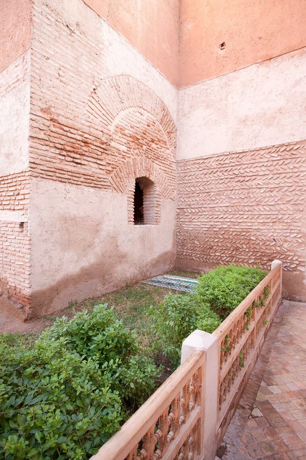 Costruzione dello stucco e della pietra con la finestra dell'arco fotografia stock Costruzione dello stucco e della pietra con la finestra dell'arco fotografia stock