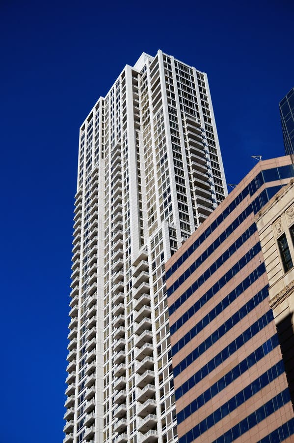Costruzione di appartamento del grattacielo, Chicago, U.S.A. immagine stock libera da diritti Costruzione di appartamento del grattacielo, Chicago, U.S.A. immagine stock libera da diritti