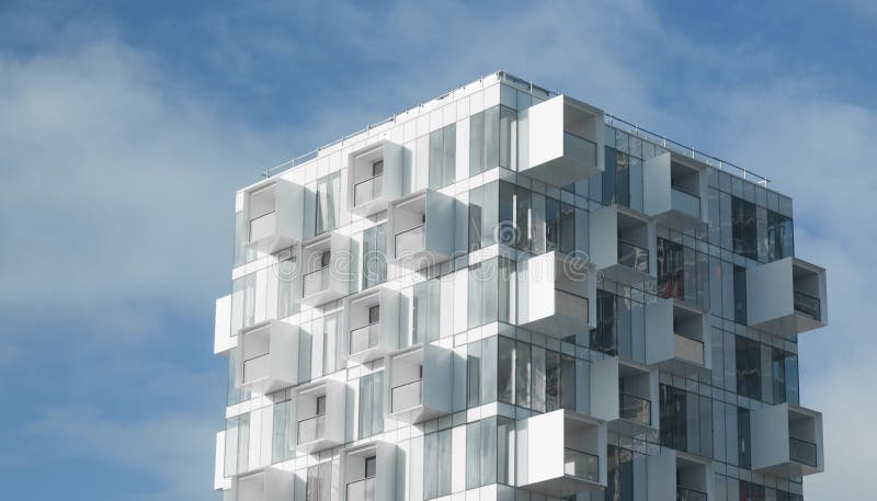 Costruzione di appartamento moderna con i balconi