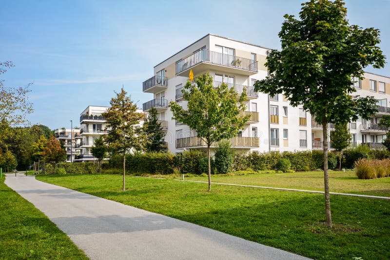 Costruzione di appartamento nuova - sviluppo residenziale moderno in un insediamento urbano verde Costruzione di appartamento nuova - sviluppo residenziale moderno in un insediamento urbano verde