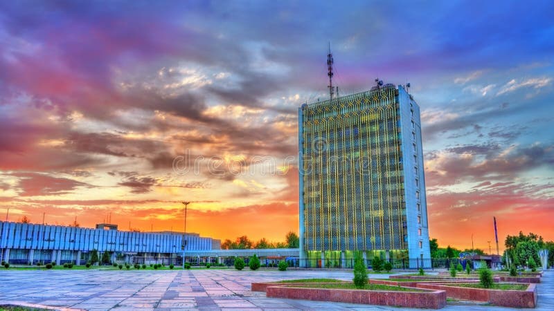 Costruzione di governo in Navoi, l'Uzbekistan immagini stock libere da diritti Costruzione di governo in Navoi, l'Uzbekistan immagini stock libere da diritti