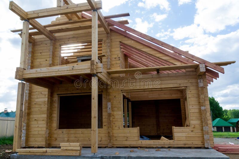 Costruzione di una casa fatta del legname laminato dell'impiallacciatura la struttura della casa Cottage fatto di legno laminato fotografia stock Costruzione di una casa fatta del legname laminato dell'impiallacciatura la struttura della casa Cottage fatto di legno laminato fotografia stock