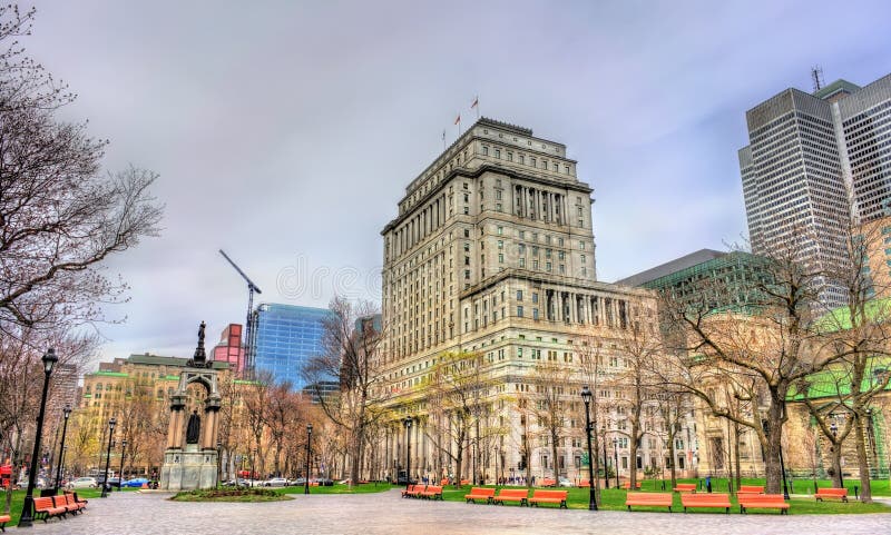 Costruzione di vita di The Sun, un monumento storico a Montreal, Canada fotografie stock libere da diritti Costruzione di vita di The Sun, un monumento storico a Montreal, Canada fotografie stock libere da diritti