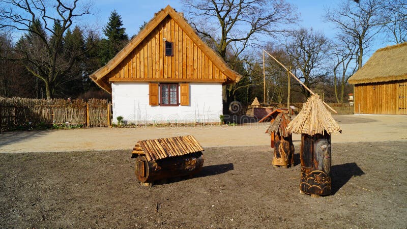 Costruzione, granaio, museo all'aperto nel villaggio - una ricostruzione IXX del secolo