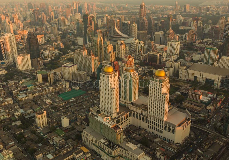 Costruzione moderna nel paesaggio di affari Vista di occhi di uccello di Bangkok fotografia stock libera da diritti Costruzione moderna nel paesaggio di affari Vista di occhi di uccello di Bangkok fotografia stock libera da diritti