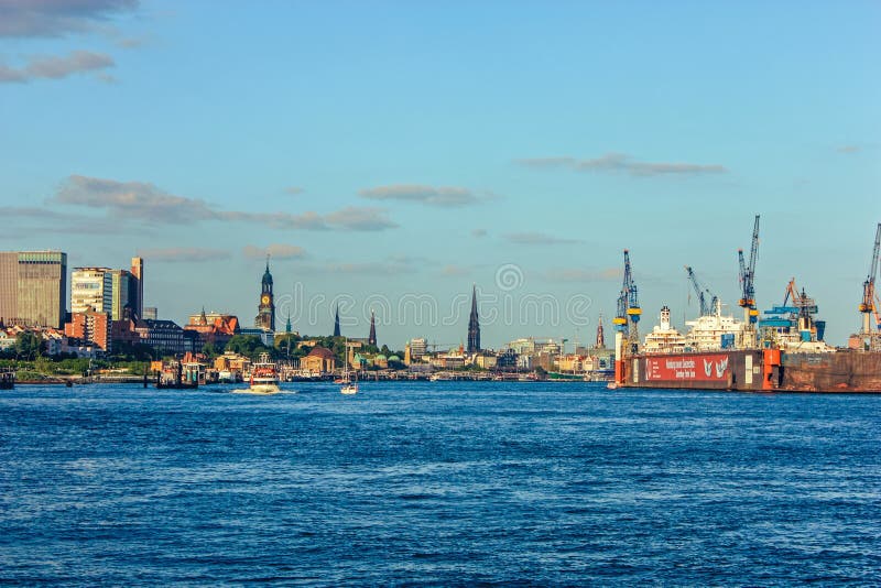 Costruzione navale del porto e del cantiere navale con la nave porta-container della macchina e della gru a Amburgo Germania immagini stock Costruzione navale del porto e del cantiere navale con la nave porta-container della macchina e della gru a Amburgo Germania immagini stock