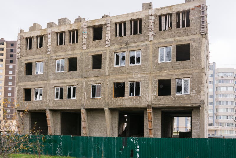 Costruzione non finita di piccolo edificio residenziale multipiano fotografia stock Costruzione non finita di piccolo edificio residenziale multipiano fotografia stock
