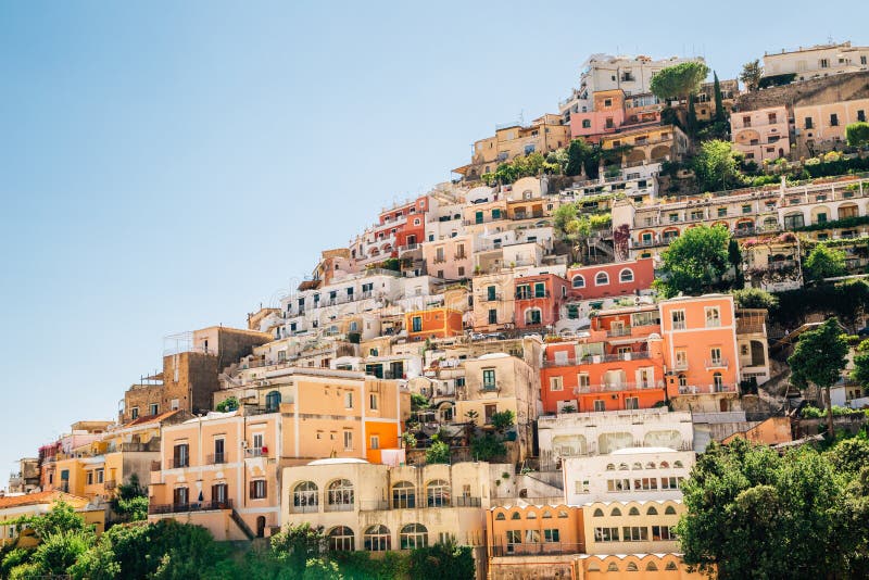 Costruzione variopinta della città di Positano in Italia fotografia stock libera da diritti Costruzione variopinta della città di Positano in Italia fotografia stock libera da diritti