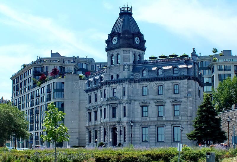 Costruzione vittoriana con la cupola di rame che in primo luogo ha alloggiato gli uffici dei commissari del porto di Montreal immagine stock libera da diritti Costruzione vittoriana con la cupola di rame che in primo luogo ha alloggiato gli uffici dei commissari del porto di Montreal immagine stock libera da diritti