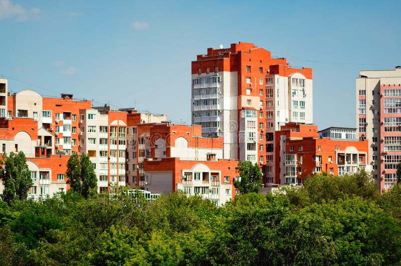 Costruzioni di appartamento moderne Il concetto di alloggio urbano fotografia stock Costruzioni di appartamento moderne Il concetto di alloggio urbano fotografia stock