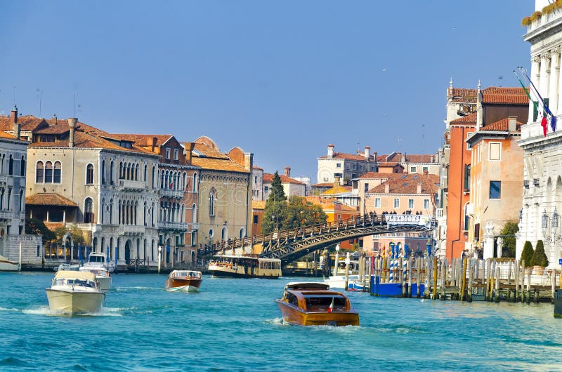 Costruzioni medievali variopinte sbalorditive, canali stretti con i mercati, negozi di ricordo e gondole nella migliore città tur fotografia stock Costruzioni medievali variopinte sbalorditive, canali stretti con i mercati, negozi di ricordo e gondole nella migliore città tur fotografia stock
