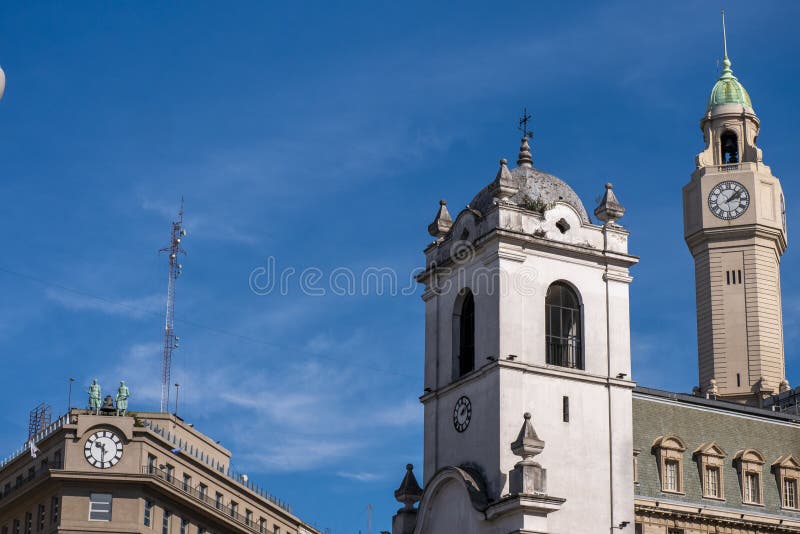 Costruzioni storiche con l'orologio su Plaza de Mayo a Buenos Aires, Argentina fotografia stock libera da diritti Costruzioni storiche con l'orologio su Plaza de Mayo a Buenos Aires, Argentina fotografia stock libera da diritti