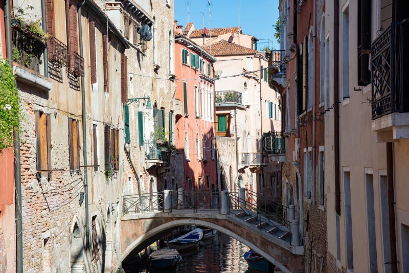 Costruzioni veneziane tipiche con il canale ed il ponte a Venezia, Italia fotografia stock Costruzioni veneziane tipiche con il canale ed il ponte a Venezia, Italia fotografia stock