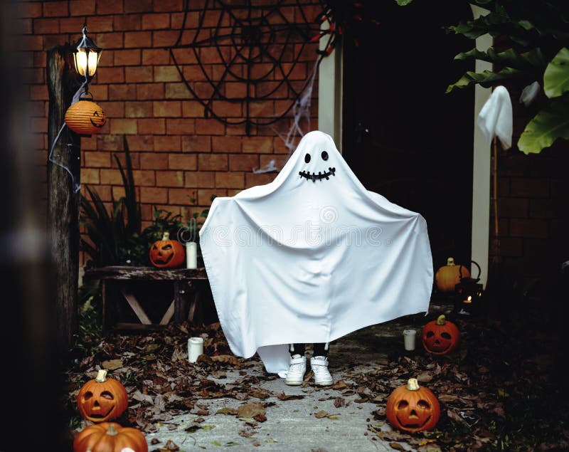Costume del fantasma per il partito di Halloween immagine stock libera da diritti Costume del fantasma per il partito di Halloween immagine stock libera da diritti