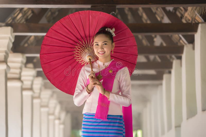 Costume thaïlandais de femmes image stock Costume thaïlandais de femmes image stock