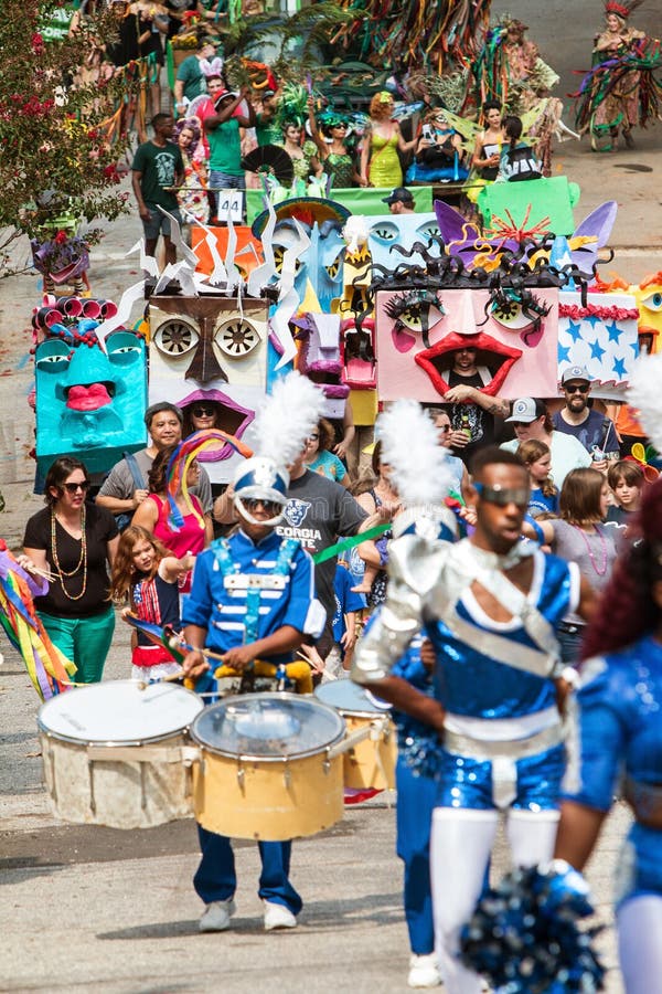 Costumed ludzie spaceru W Eklektycznej Atlanta spadku festiwalu paradzie obraz stock Costumed ludzie spaceru W Eklektycznej Atlanta spadku festiwalu paradzie obraz stock
