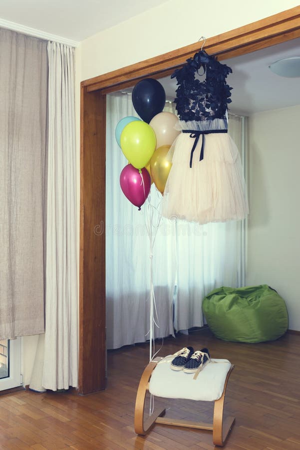 Costumé pour la partie et les ballons soyez prêt photo stock Costumé pour la partie et les ballons soyez prêt photo stock