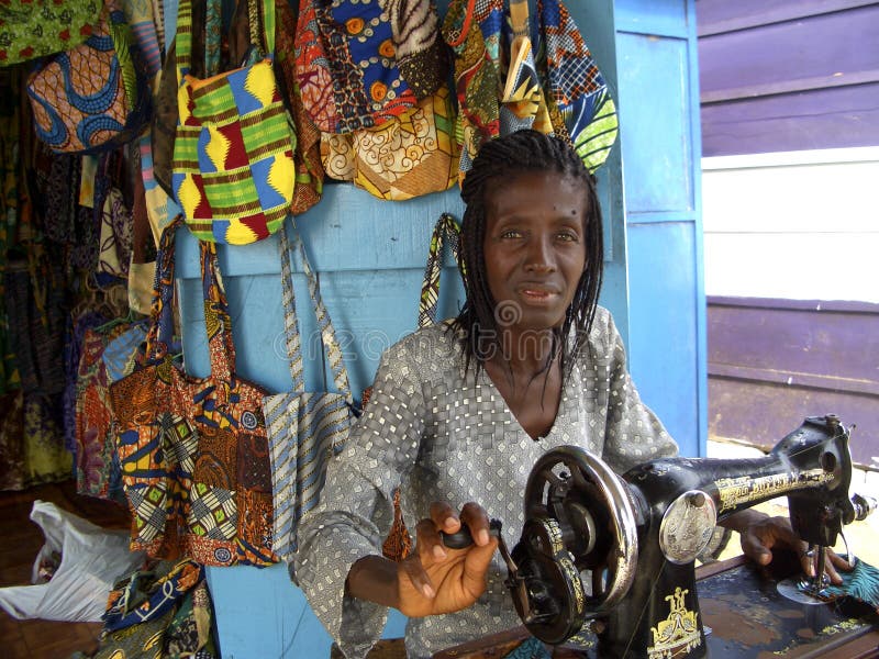 Costurera africana en su tienda, Ghana, África occidental fotos de archivo Costurera africana en su tienda, Ghana, África occidental fotos de archivo