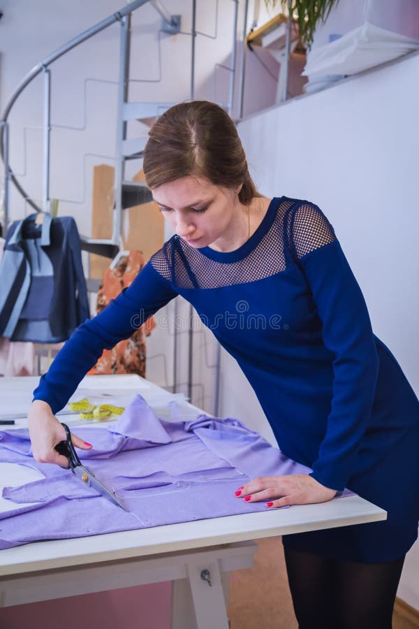 Costura De Diseñador De Modas Para Chicas. Costurera Mujer En Atelier  Moderno. Sastre Femenino Usa Detalles De Ropa De Cinta Para Imagen de  archivo - Imagen de negocios, tijera: 239204935