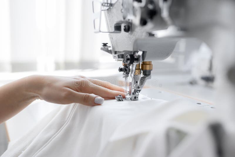 Máquina de coser profesional la costurera está en su oficina con