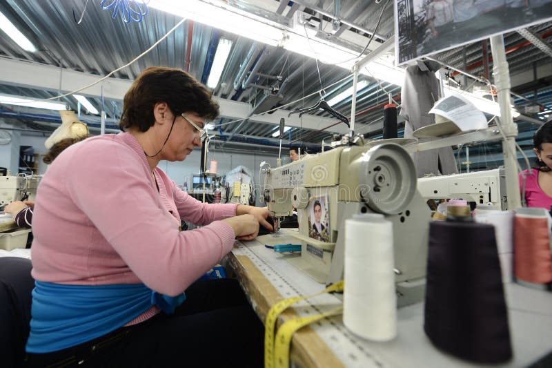 Costureras Que Trabajan En Fábrica De La Ropa Imagen de archivo