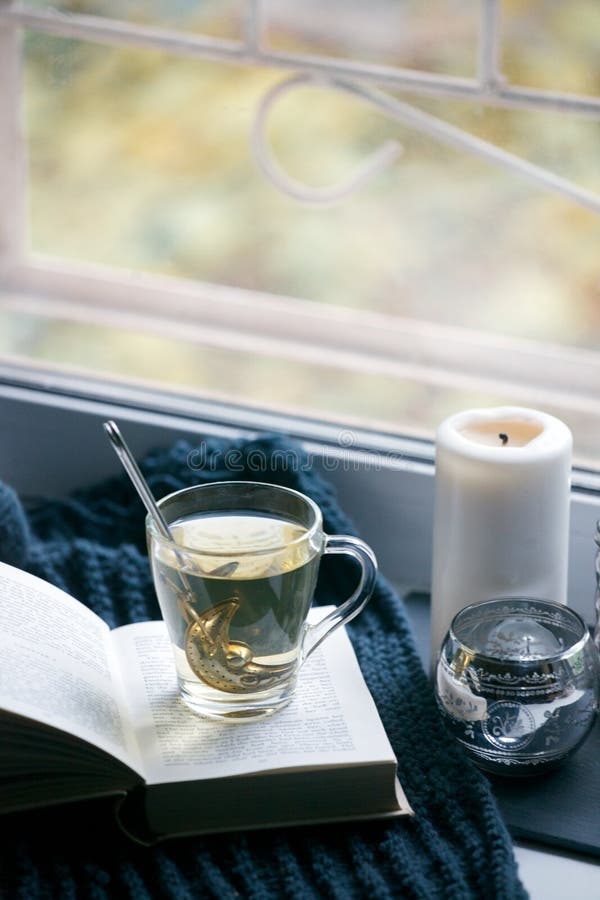 Cosy i mi?kka zima jesie?, spadku t?o, trykotowy wystr?j i ksi??ki na windowsill, Bożenarodzeniowi wakacje w domu, calmness obrazy stock Cosy i mi?kka zima jesie?, spadku t?o, trykotowy wystr?j i ksi??ki na windowsill, Bożenarodzeniowi wakacje w domu, calmness obrazy stock