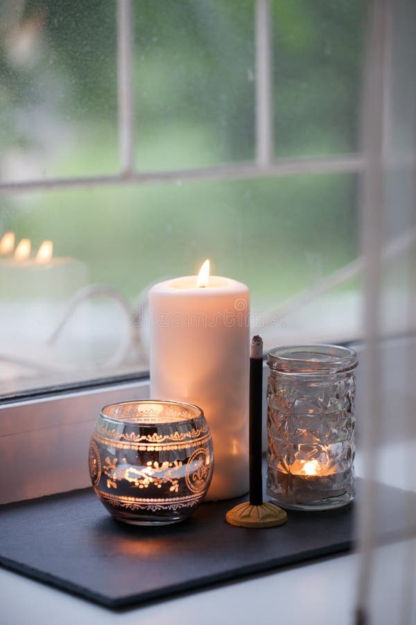 Cosy i miękkiej zimy jesieni domowy tło karoma kij i świeczki na, drylujemy deskę na windowsill Bożenarodzeniowy lub sezonowy obraz royalty free Cosy i miękkiej zimy jesieni domowy tło karoma kij i świeczki na, drylujemy deskę na windowsill Bożenarodzeniowy lub sezonowy obraz royalty free