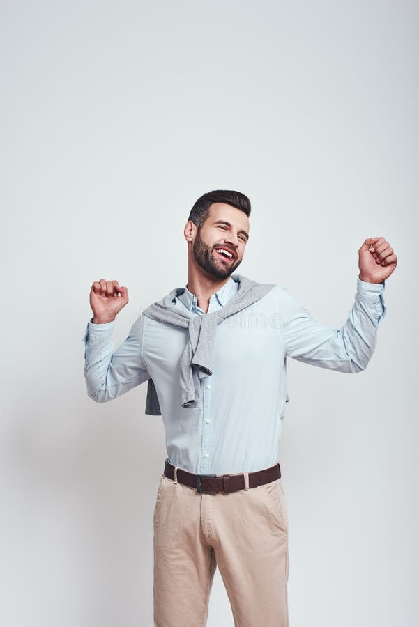 Così stanco Il giovane sveglio e sta ritenendo sonnolento e stanco dopo lavoro mentre stava nello studio su un fondo grigio fotografia stock libera da diritti Così stanco Il giovane sveglio e sta ritenendo sonnolento e stanco dopo lavoro mentre stava nello studio su un fondo grigio fotografia stock libera da diritti