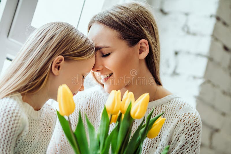 Così tanto amore Bella madre e giovane figlia che si siedono sul davanzale a casa fotografie stock libere da diritti Così tanto amore Bella madre e giovane figlia che si siedono sul davanzale a casa fotografie stock libere da diritti