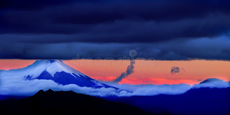 Cotopaxi è uno stratovulcano attivo nelle Montagne delle Ande, che si trova nel Latacunga cantone della Provincia di Cotopaxi, a circa 50 km a sud di Quito, e a 33 km a nord-est della città di Latacunga, Ecuador, Sud America.