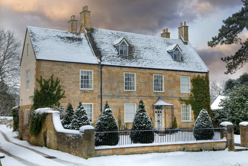 Cotswold-Haus mit Schnee stockfotos Cotswold-Haus mit Schnee stockfotos